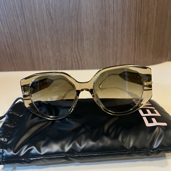 Fendi Sunglasses. NEW - Picture 8 of 8